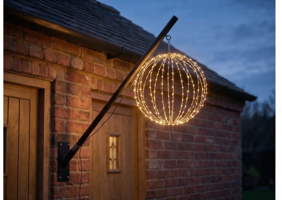 Twinkle Pole met verlichte bol aan een schuurgevel