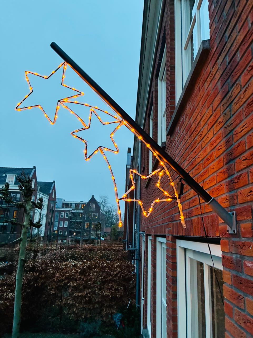 Curly Swirl Twinkle Pole detail aan de gevel