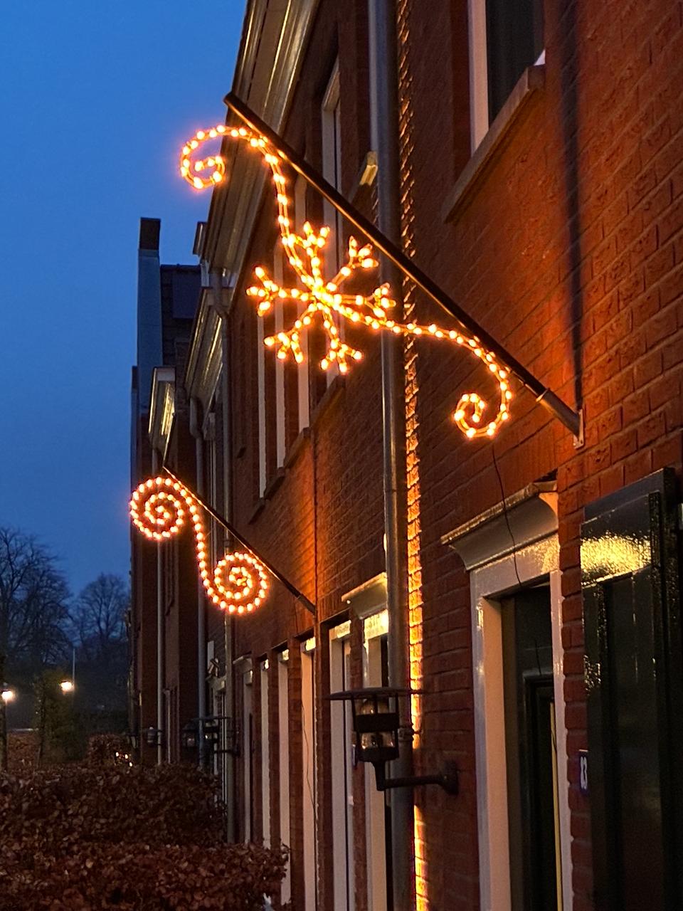 Verlichte bol Twinkle Pole aan een Hollandse woning